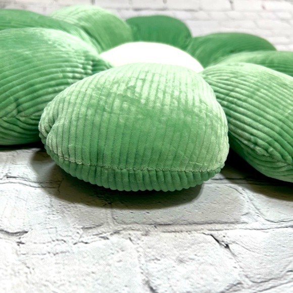 🌼Flower Pillow - Green & Cream - Picture 5 of 5